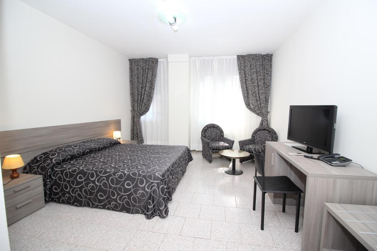 Hotel Croce Di Malta Novara Exterior foto