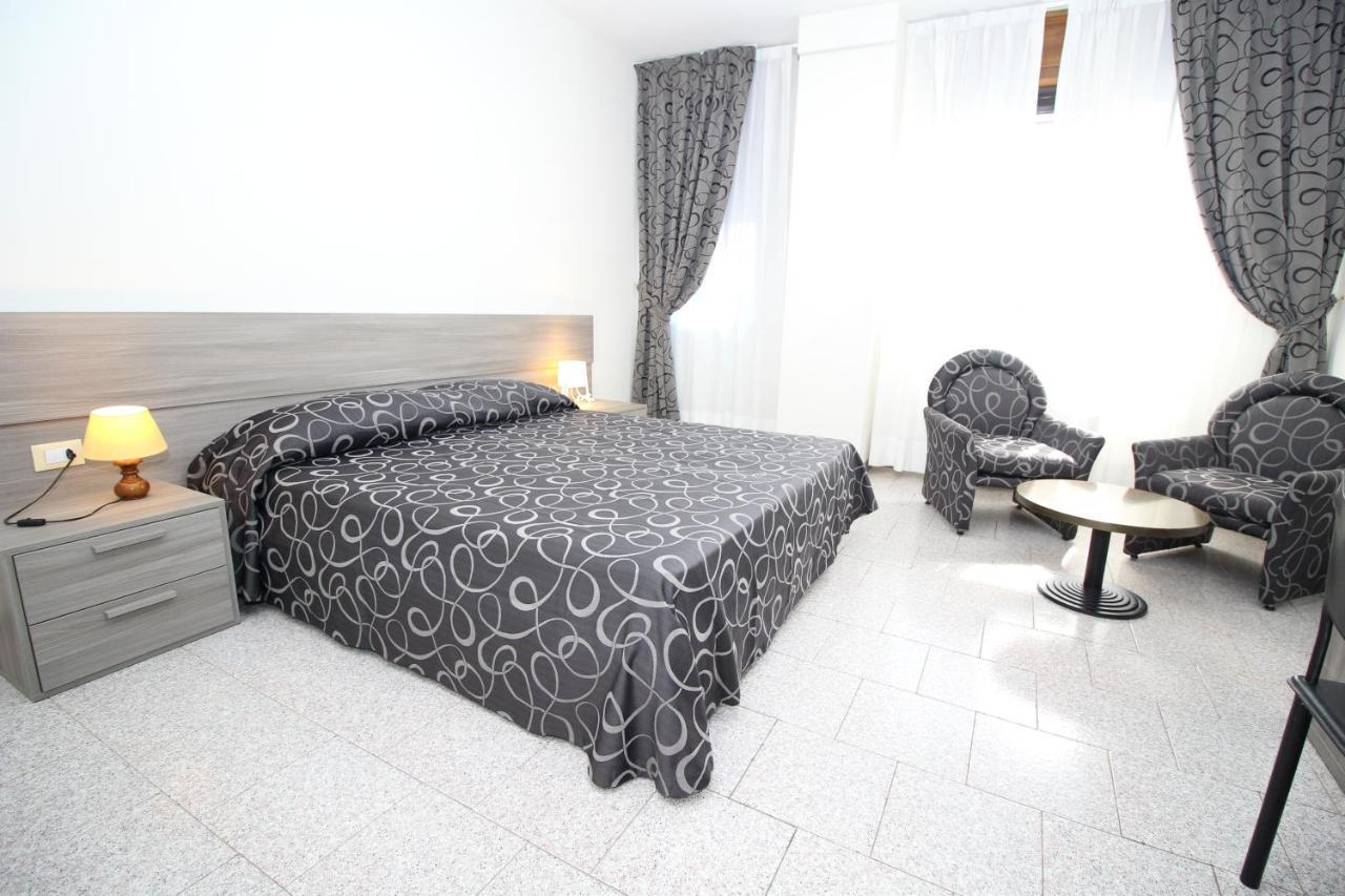 Hotel Croce Di Malta Novara Exterior foto