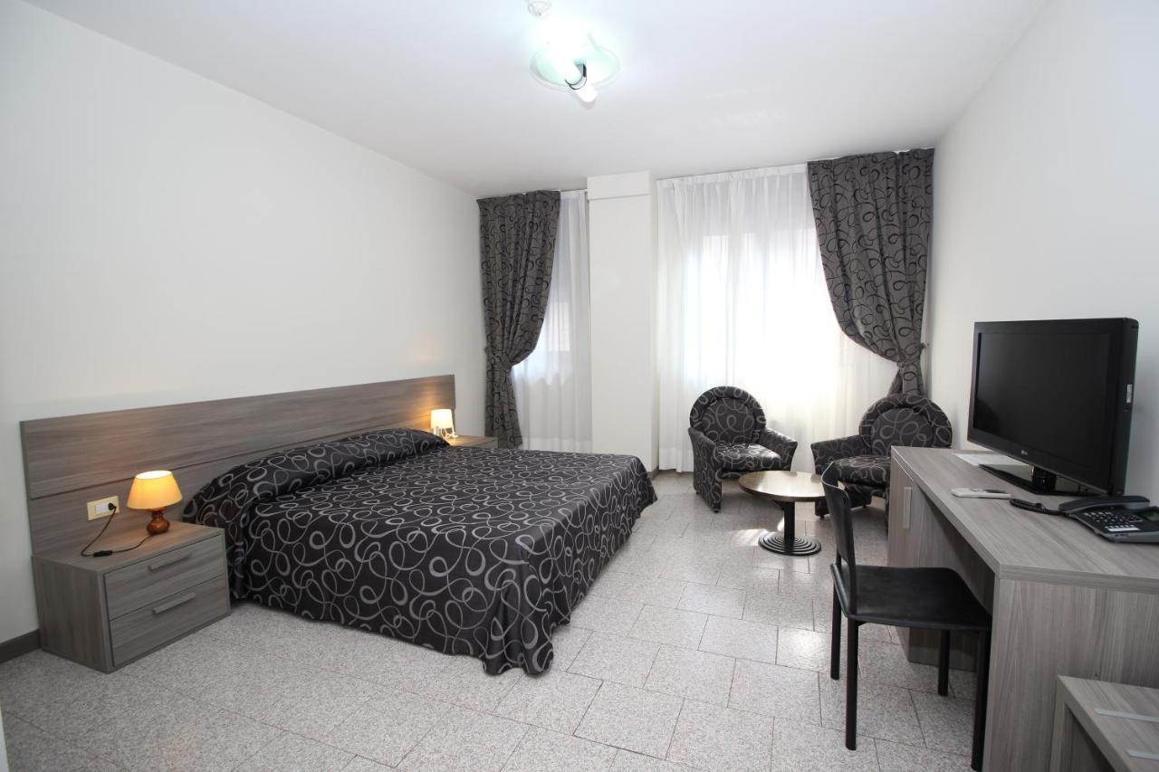 Hotel Croce Di Malta Novara Exterior foto